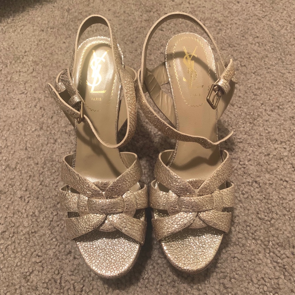 YSL TRIBUTE SANDAL IN METALLIC GOLD PATENT LEATHER